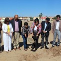 37 familias asisten a la colocación de la primera piedra de sus futuras casas
