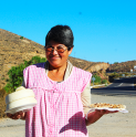 Emprendedora local vende churrascas en el camino hacia Andacollo