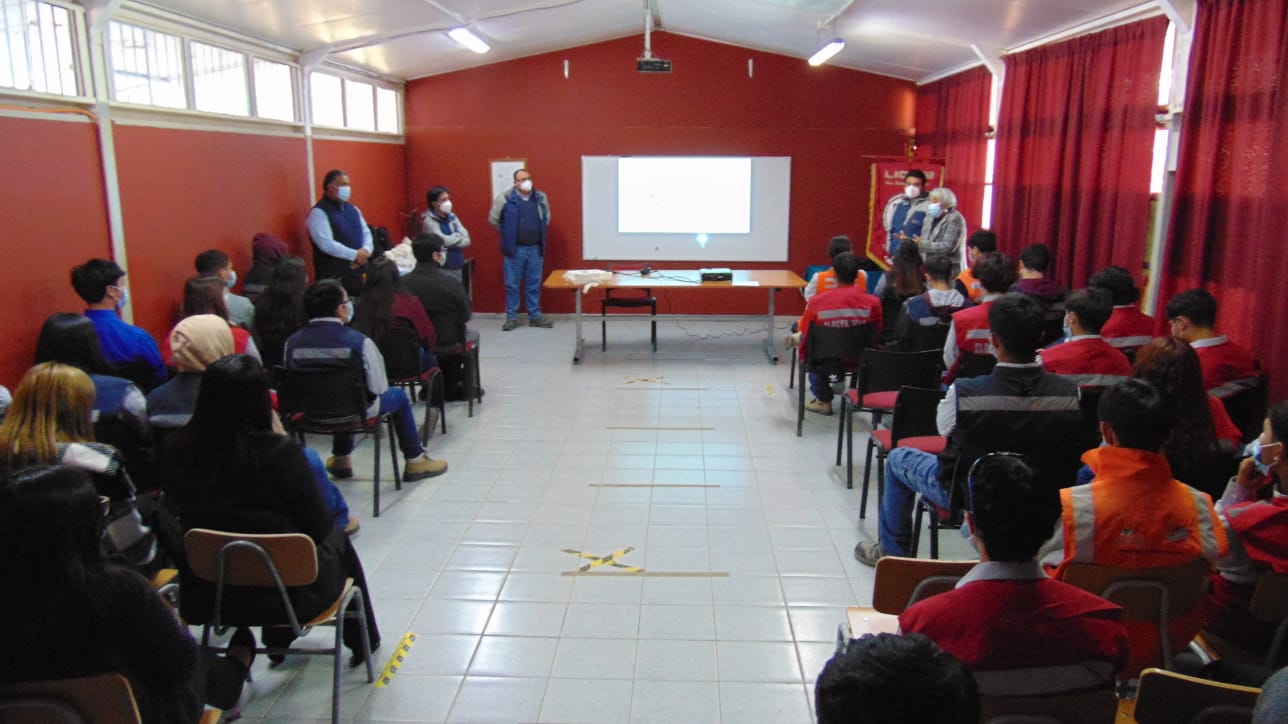 Equipo de minera Teck CDA realizó Capacitación de Energía a estudiantes del Liceo Pedro Regalado Videla
