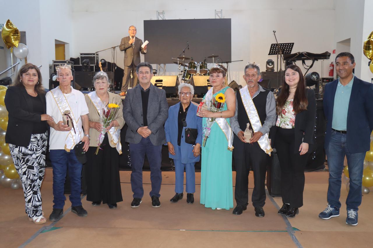 Personas Mayores de Andacollo celebraron con alegría el cierre de su mes con presentaciones locales y la victoria de la alianza roja
