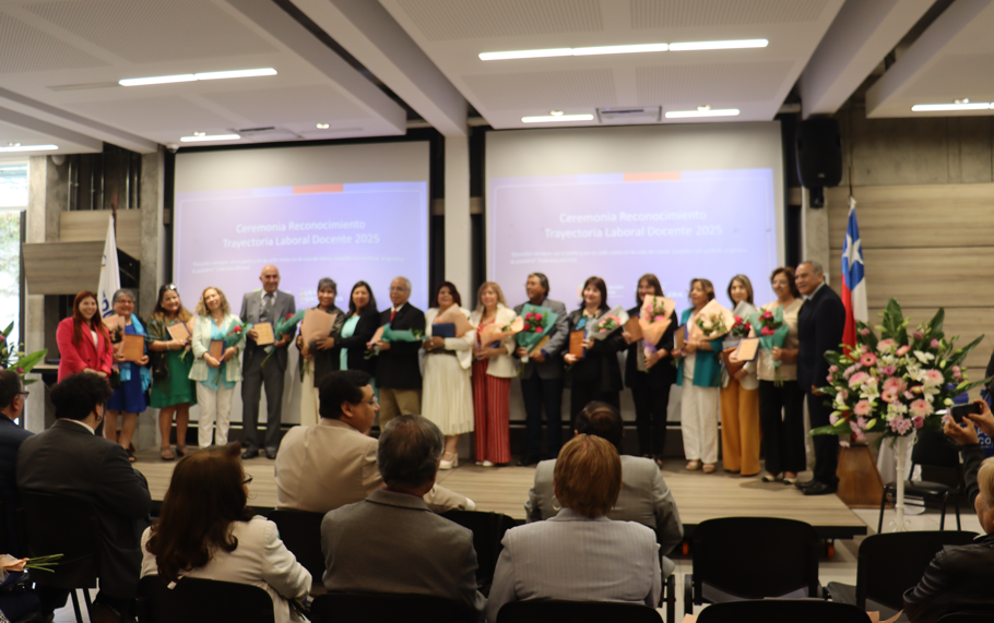 SLEP Puerto Cordillera reconoce la trayectoria de 45 docentes que culminan su labor en la educación pública