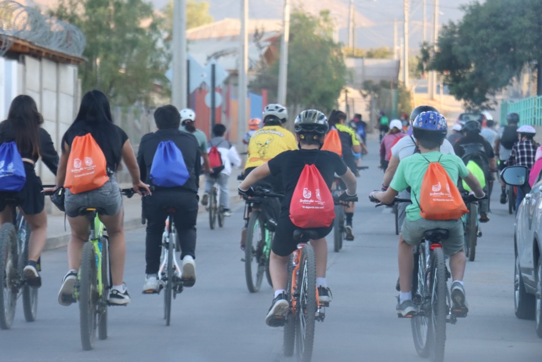Cerca de 100 personas dieron vida a la Cicletada Familiar 2026 en Andacollo: una jornada de activismo saludable bajo el brillo de las estrellas