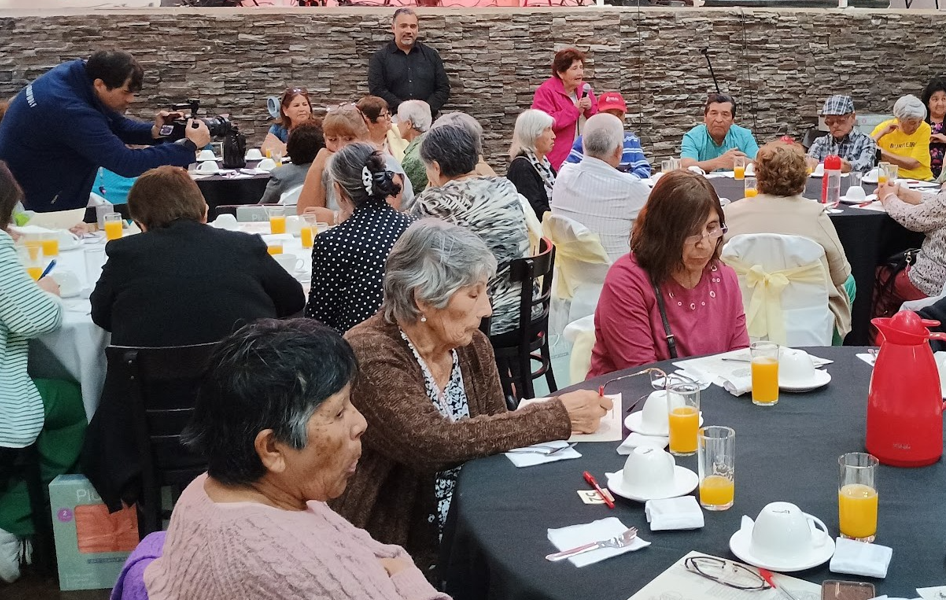 Escuela de Talentos ofrece talleres gratuitos de tejido y entretención y juegos artísticos para adultos mayores